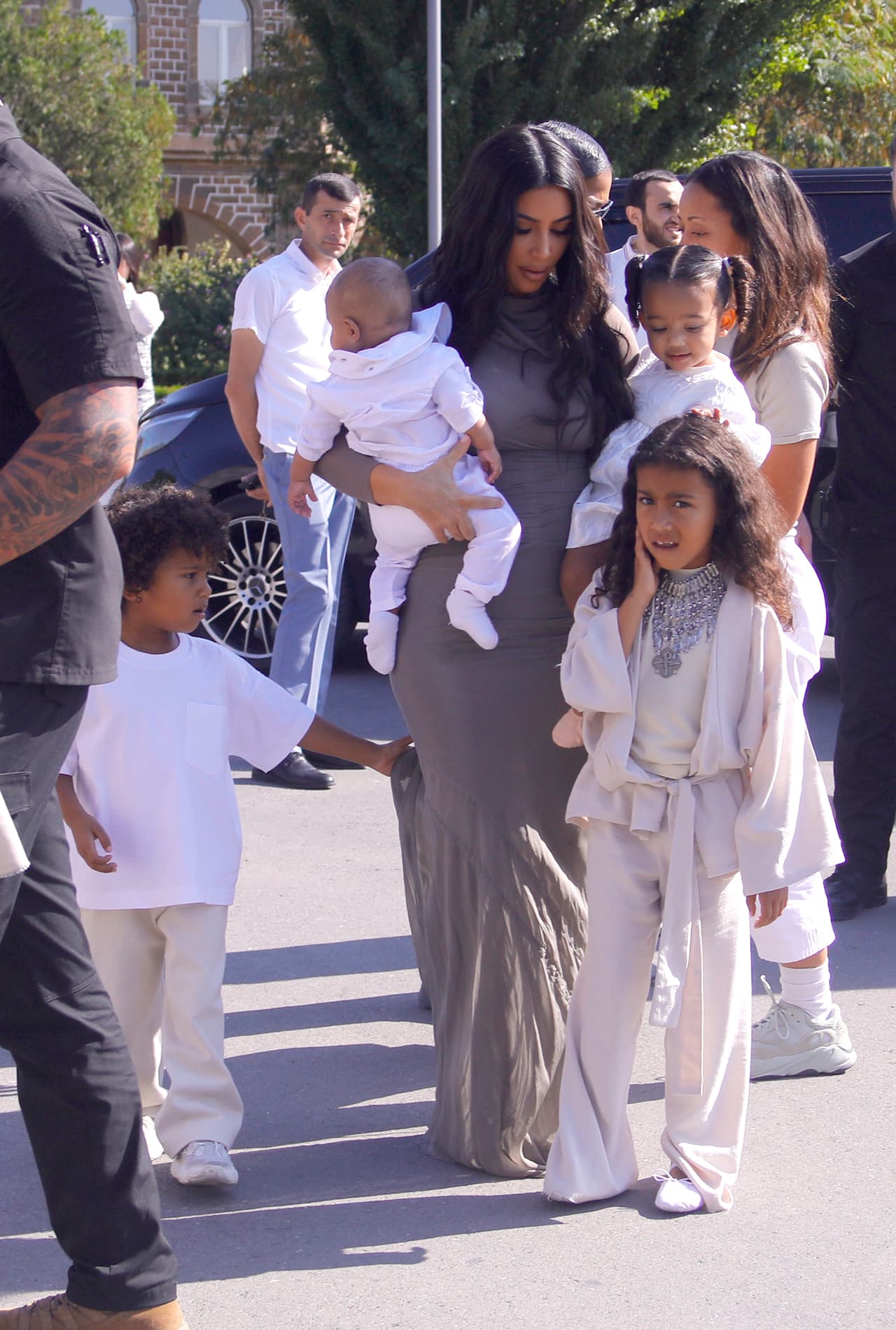 Luego, Kim Kardahian explicó que su media hermana Kylie Jenner le llamó y le dijo: "
<b><a href="https://www.univision.com/famosos/kim-kardashian-asegura-que-psalm-logra-que-su-familia-este-en-calma-y-zen-fotos" target="_blank">Psalm y Saint suenan bien</a></b> juntos".