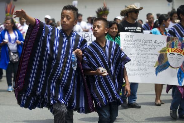 A su vez, miles de indígenas, afrocolombianos y campesinos, quienes sufren a diario el fuego cruzado de la guerra, se sumaron a la convocatoria tras viajar desde distintas regiones con recursos de organizaciones humanitarias y partidos.