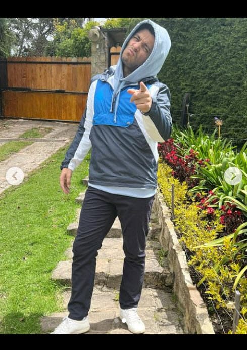 Supuestamente, el joven habría nacido el 28 de octubre de 1992, cuando Santiago Alarcón tenía 12 años y la cantante 15.
<br>