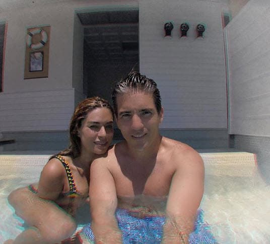 Fernando Reina Iglesias nació el 6 de marzo de 1978 y es originario de Acapulco, Guerrero. Estudió Mercadotecnia en el Instituto Tecnológico y de Estudios Superiores de Monterrey (ITESM) y cursó una maestría en Administración de negocios internacionales y otra en Gestión de políticas públicas, según información de la revista
<a href="http://www.clase.in/articulo/2017/04/21/quien-es-fernando-reina-esposo-de-galilea-montijo" target="_blank">Clase</a>.