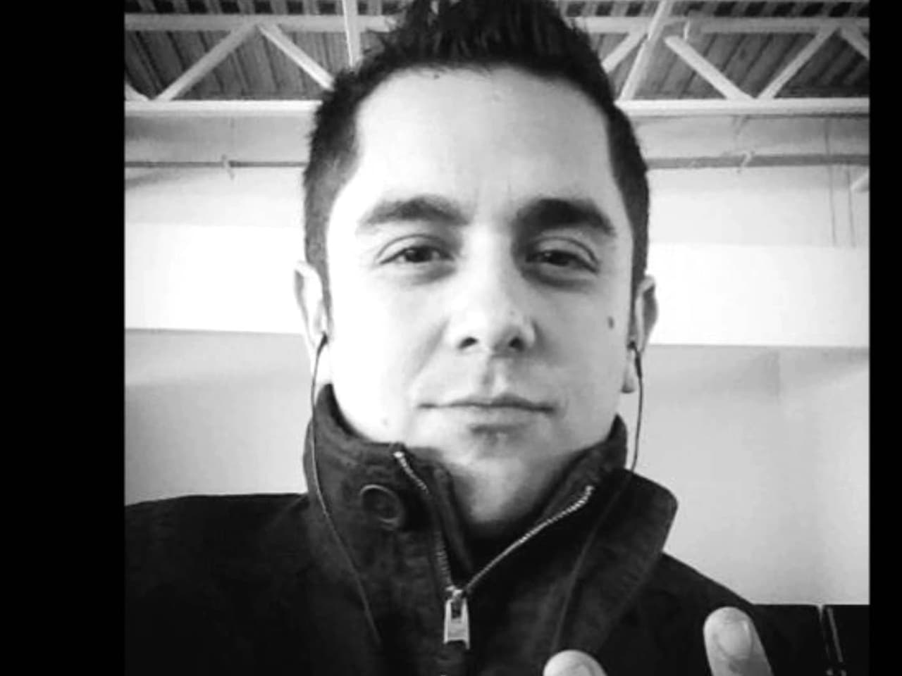 Antes de unirse a la agrupación, fue la voz principal del grupo Magnitud.