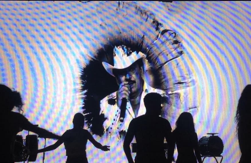 El escenario del Forum Imperial de Acapulco se llenó de grandes estrellas. Sin embargo, el periódico BASTA! reportó que algunos artistas hicieron playback en el recital.