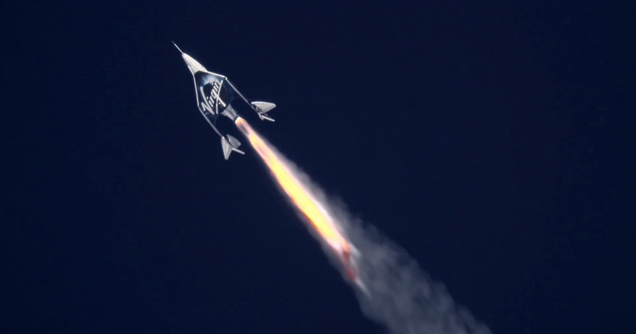 Una vez el VMS Eve alcanza unas 8 millas (13 km) de altura, donde tanto el tirón de la gravedad como la densidad del aire es menor, el VSS Unity se desprende para encender sus motores impulsados por cohetes y emprender su propio vuelo fuera de la atmósfera a tres veces y media la velocidad del sonido.