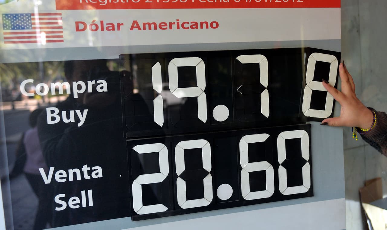 El peso mexicano sufre su segunda peor caída del año tras conocerse que EEUU considera abandonar el NAFTA