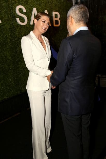 ¿Tu cena es todo un evento y es muy formal? Puedes usar un traje sastre, como Ellen Pompeyo, toda de blanco con el cabello recogido en una sencilla cola de caballo.