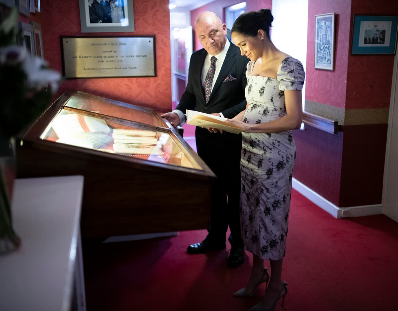 Meghan ya había llamado la atención con el desarrollo de su embarazo durante otro acto público el pasado 19 de noviembre, cuando acudió, esta vez si en compañía del príncipe Harry, al concierto benéfico precisamente de la Royal Variety, de la cual la reina Isabel II es patrona.
<br>