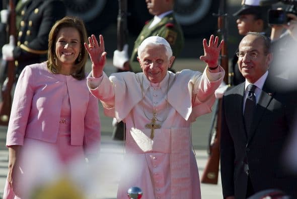 Al pie de las escalinatas lo esperaba el entonces Presidente Felipe Calderón Hinojosa acompañado de su esposa Margarita Zavala, el nuncio apostólico, Christope Pierre y de cardenales, arzobispos y obispos mexicanos.