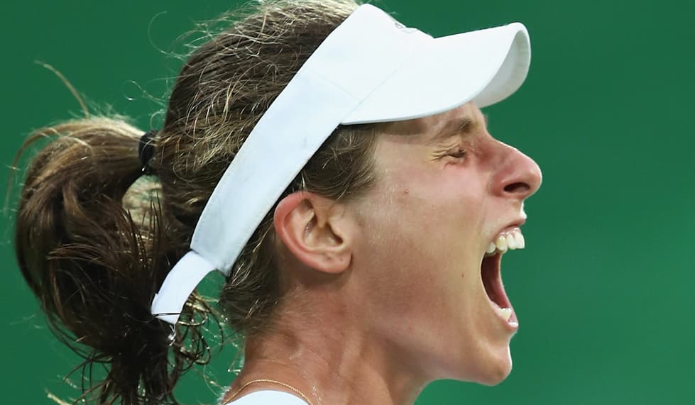 La coleta de caballo a diferentes alturas, es un look muy recurrente entre las tenistas profesionales. La inglesa Johanna Konta la lleva sin fijar y con una visera para protegerse de los rayos solares.
<br>