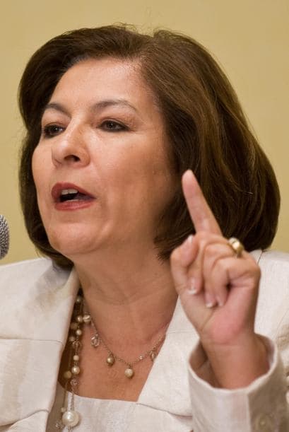 Isabel Miranda pidió a los policías que custodiaban al detenido, alzarle la playera para que los medios de comunicación pudieran constatar que no tenía huellas de golpes o tortura.