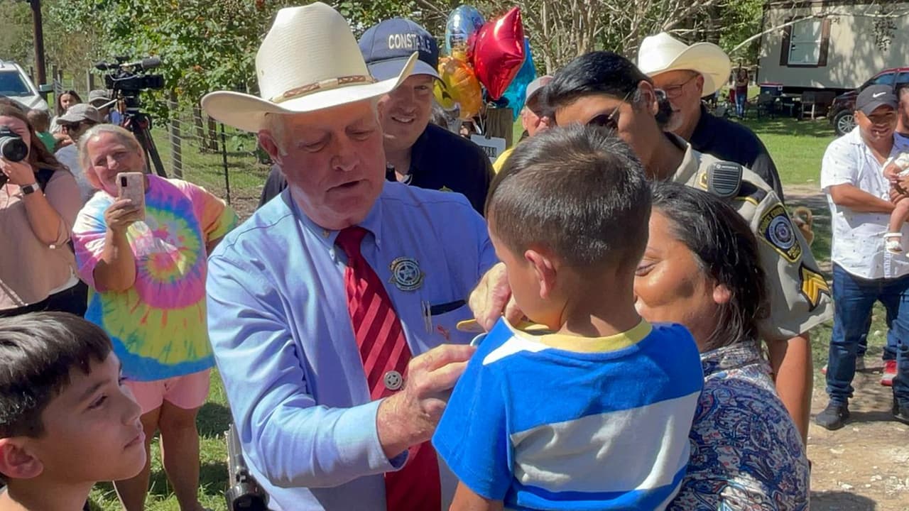 <b><a href="https://www.univision.com/local/houston-kxln/christopher-ramirez-texas-bosque-fotos">Christopher</a></b> recibió una placa de manos del sheriff Sowell."En esos 4 días no comí, no tome agua, no dormí", porque él no lo hizo, aseguró el sheriff.