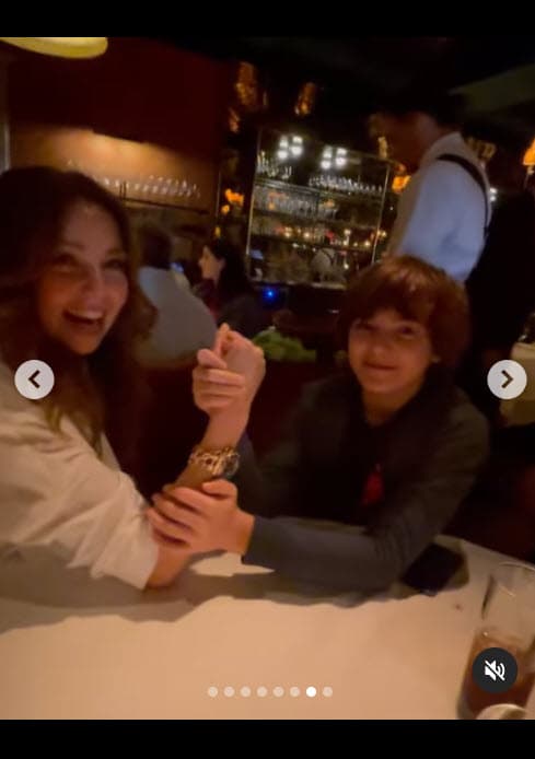 El chico hasta se puso a hacer 'venciditas' con su mamá en plena cena. 
<br>