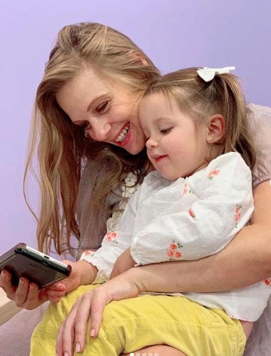 La pequeña tiene 2 años y es muy parecida a la actriz de origen ucraniano.