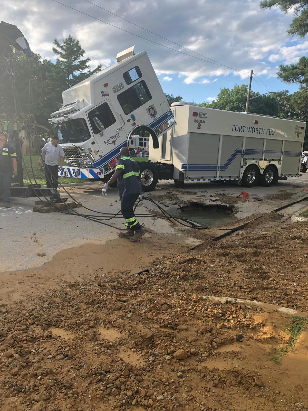 El agua se cerró cuando las cuadrillas comenzaron a reparar la línea de agua.