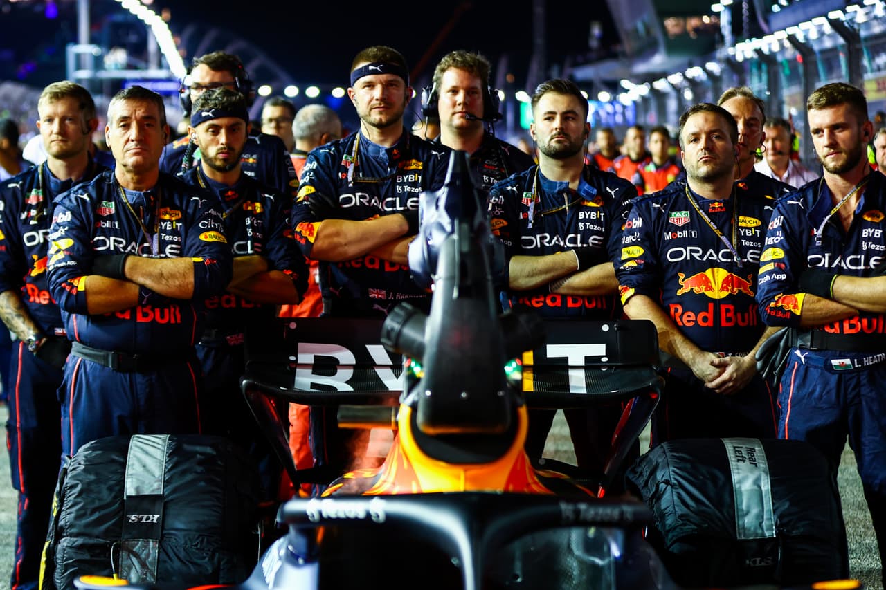 El equipo de mecanicos de Red Bull hacía lo mejor posible y parece que lograron su cometido.