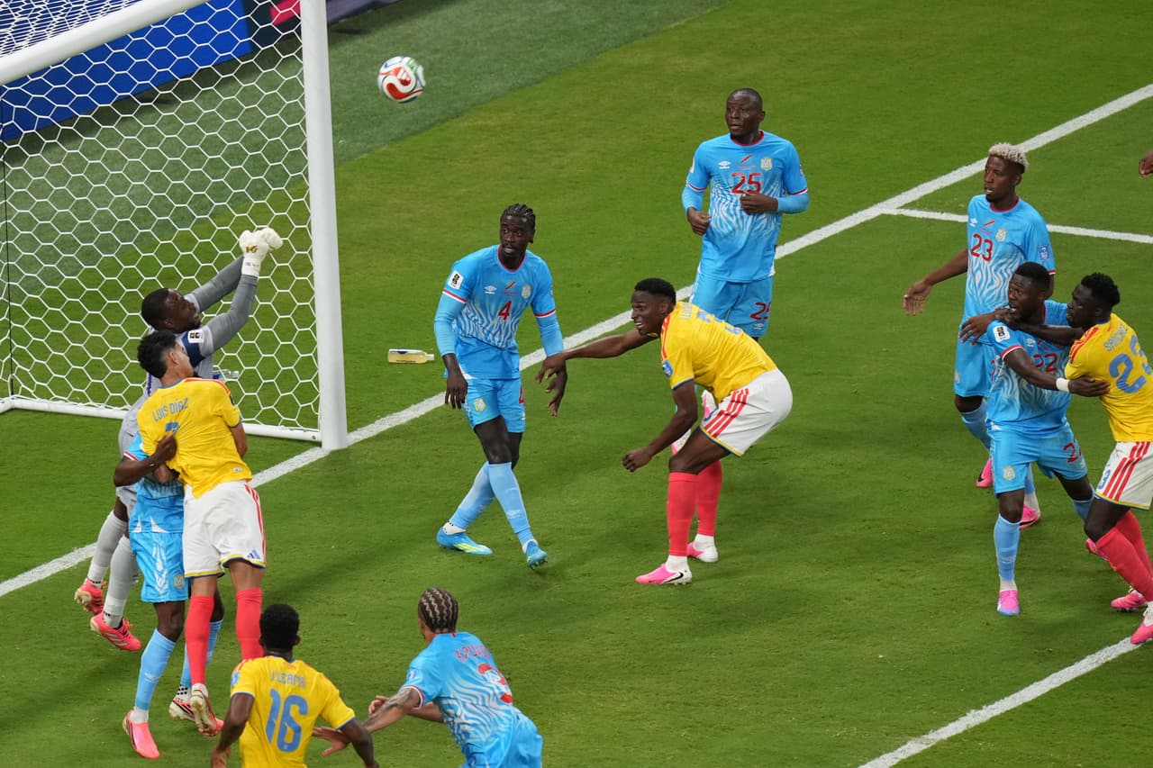 El portero del Congo, Lionel Mpasi (1), despeja el balón de un puñetazo durante el partido de fútbol del Grupo K de la Copa del Mundo entre Colombia y el Congo en Zapopan, cerca de Guadalajara, México, el martes 23 de junio de 2026.