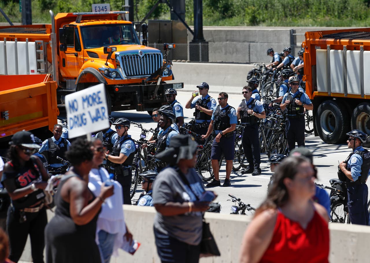 La policía inicialmente bloqueó los carriles derechos de la autopista Dan Ryan, pero luego permitió a los manifestantes acceso total, después de una serie de negociaciones en el lugar.