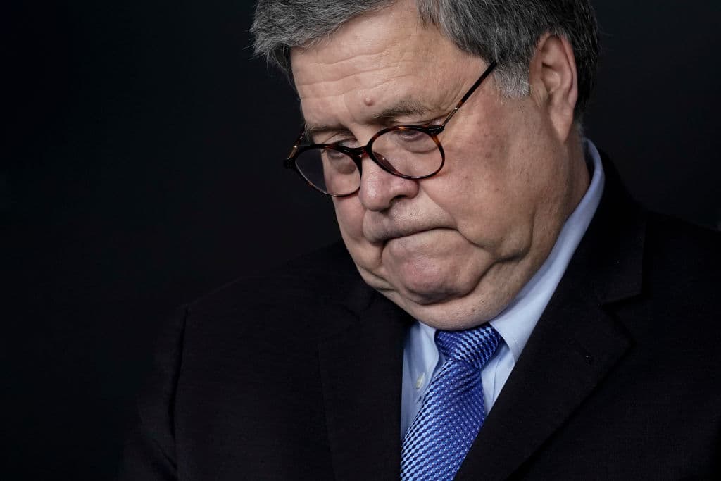 Casi 2,000 exfuncionarios del Departamento de Justicia piden renuncia de fiscal general Barr por caso Flynn