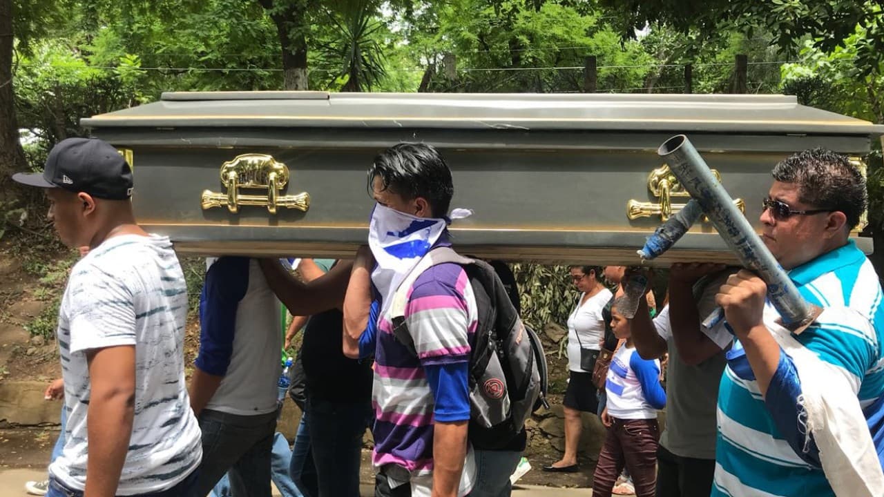 “Le troncharon todos sus sueños”, dice la madre de un estudiante asesinado por paramilitares en Nicaragua