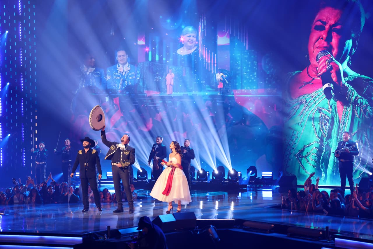 Junto a su padre y su hermano le rindió un emotivo homenaje a la cantante, quien murió el 17 de febrero.