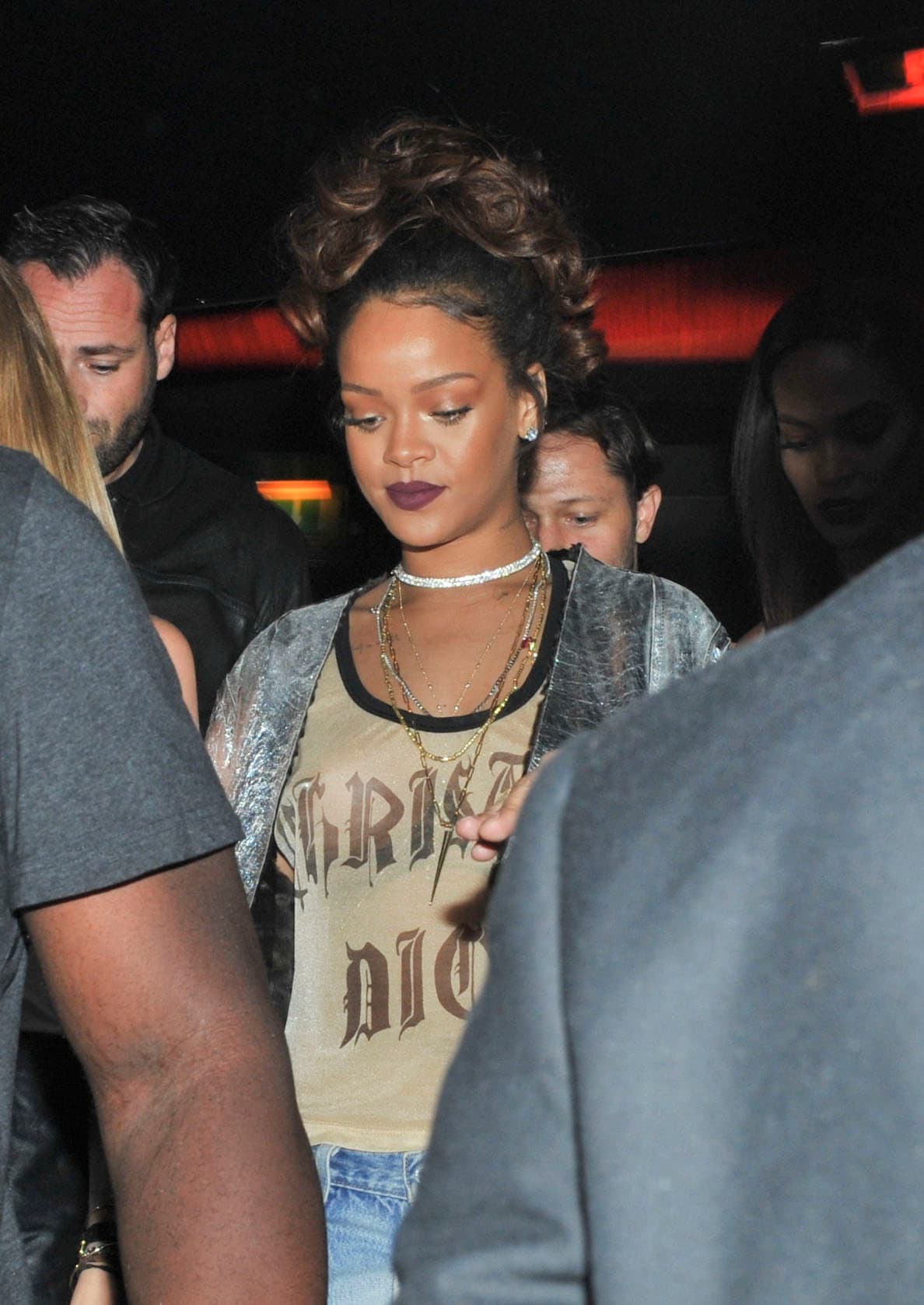 Pero por más que intentaba, no le salía... se notaba que no le gustaba nada que la fotografiaran con su nuevo galán.