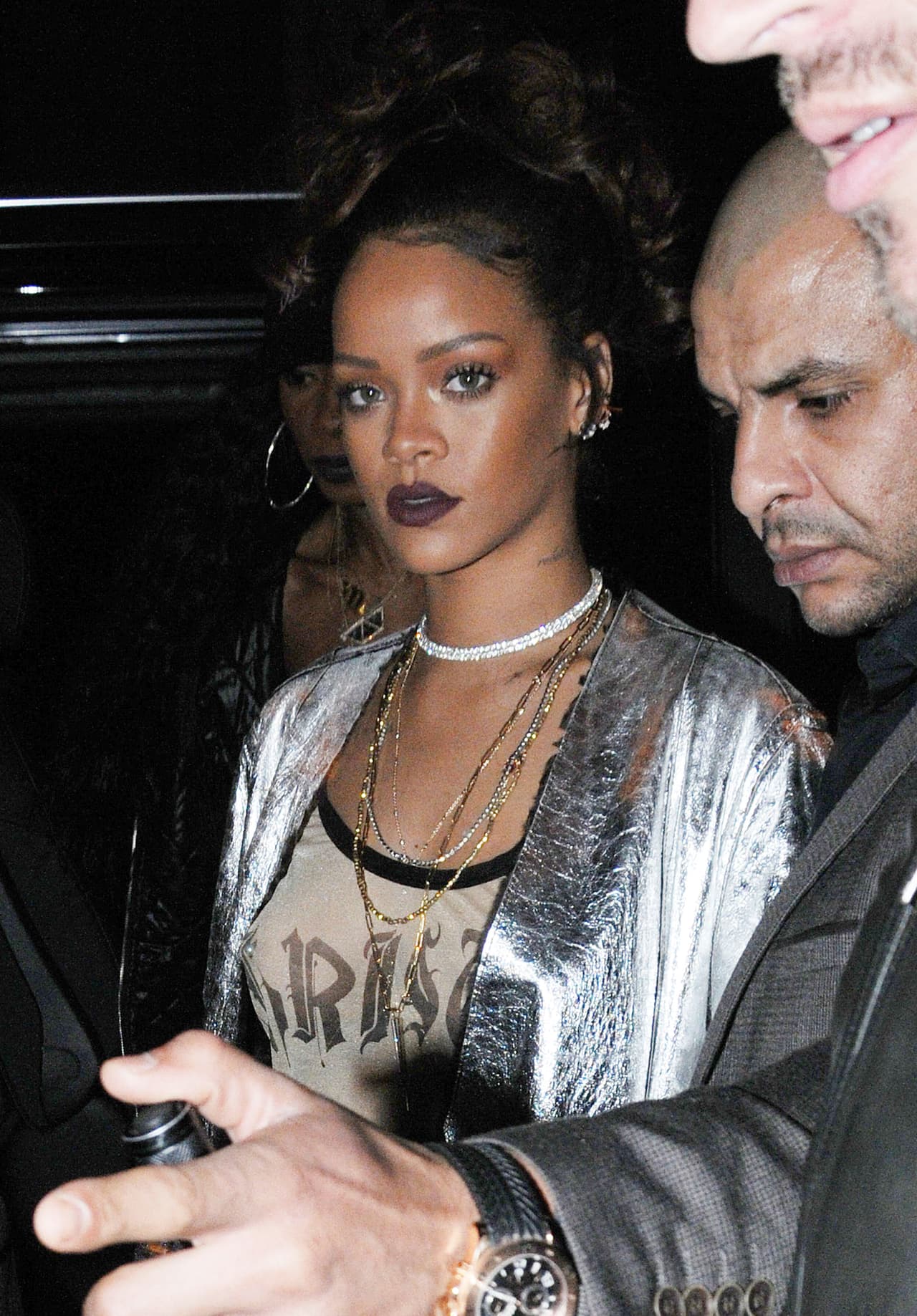 Rihanna trató de poner su mejor cara a los fotógrafos.