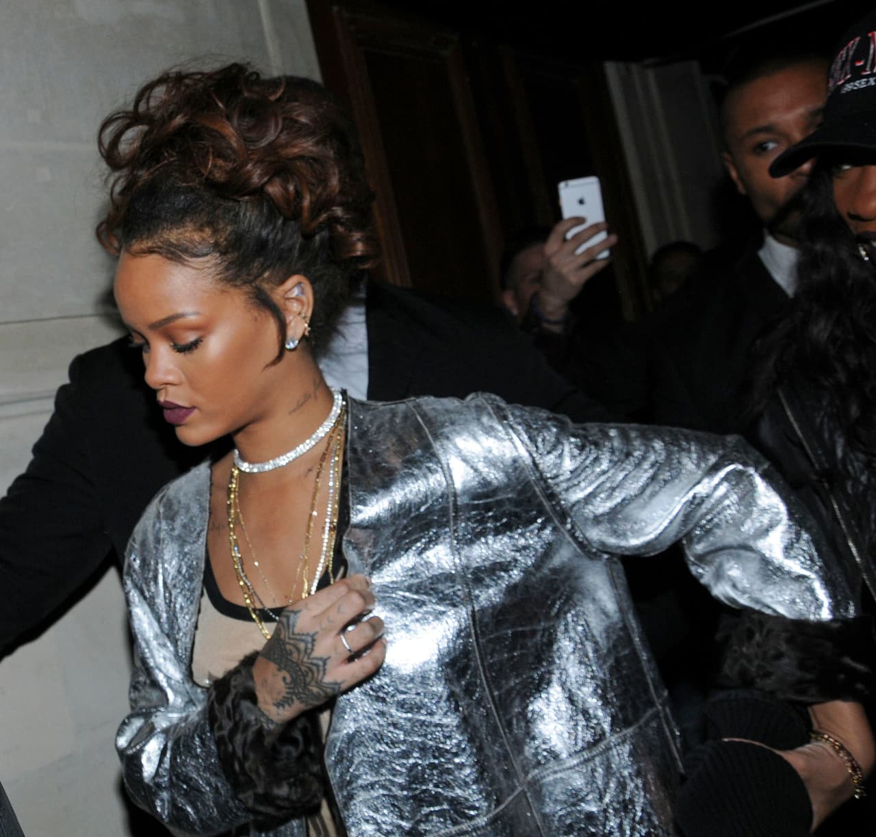 Pero bueno... a la cantante le gustan los tipos rudos.