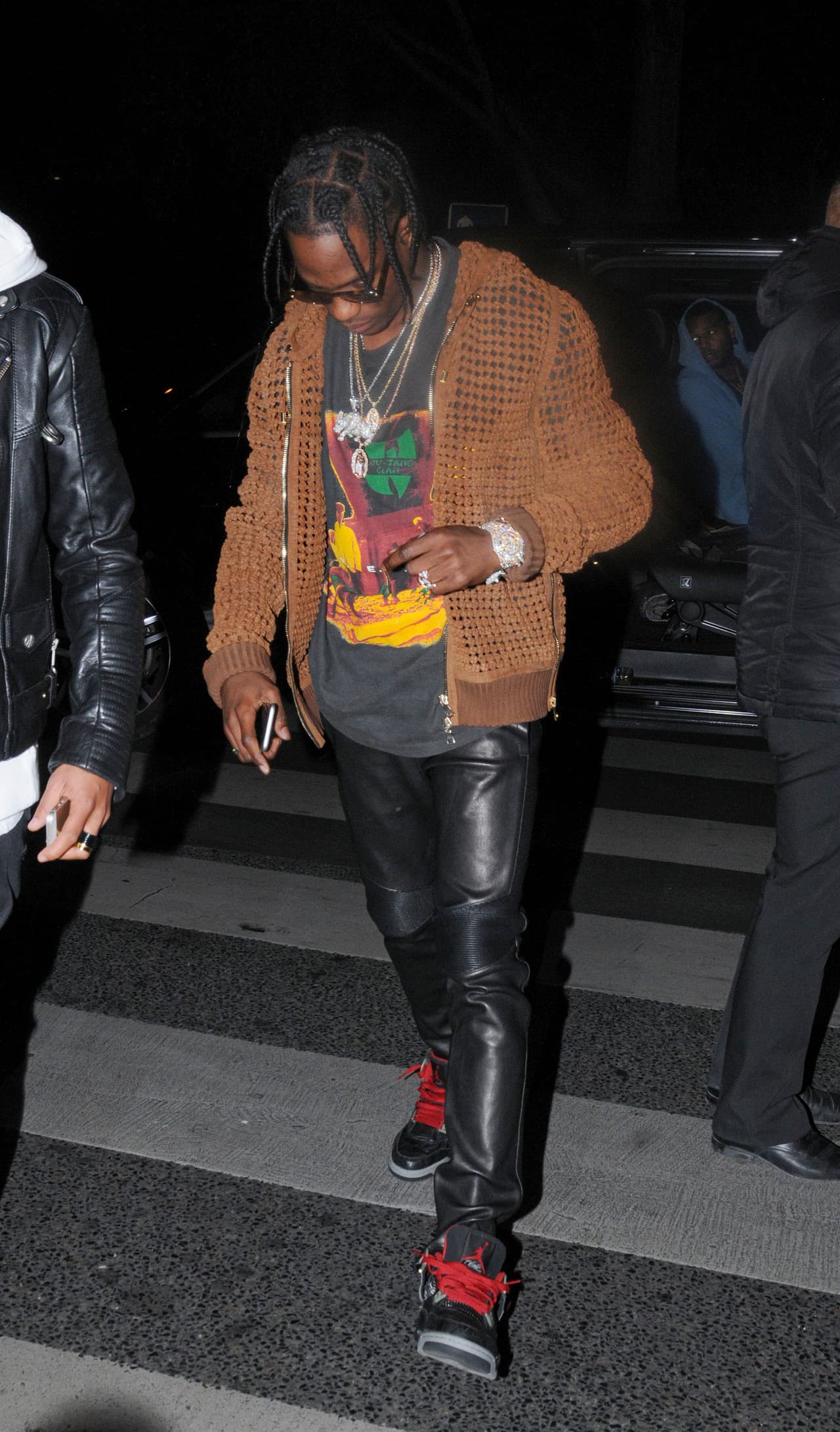 Y su galán se alejó un poco para no levantar sospechas.