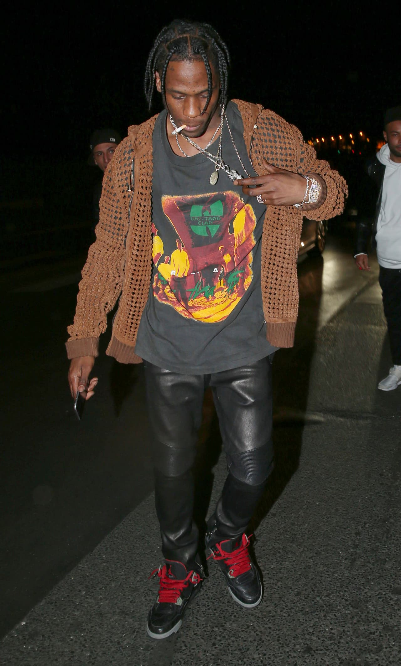 El rapero por nada quiso dar la cara a los fotógrafos.