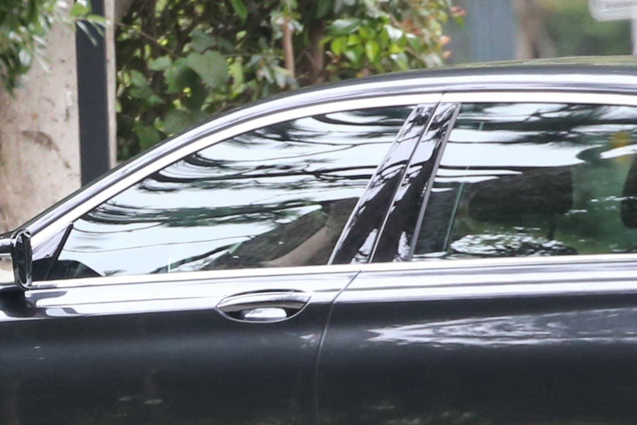 Según la agencia fotográfica The Grosby Group, cuyos paparazzi fueron quienes captaron estas fotos de Jennifer Garner, detalla que la actriz fue vista a las afueras de casa de JLo para supuestamente felicitarla tras su boda. 
<br>