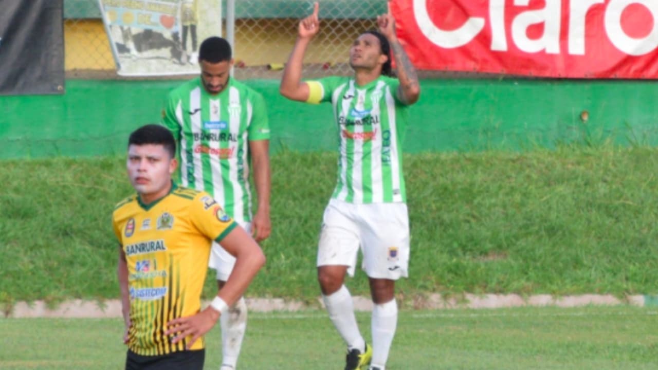 Carlos 'Gullit' Peña marca 'doblete' en triunfo de Antigua que es líder en Guatemala