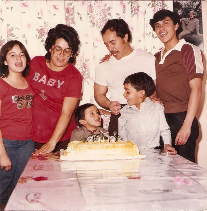 Pero ese gran cariño de madre viene de los valores que sus padres le inculcaron, recordemos a la familia en donde creció Jenni. Sus papás son Pedro Rivera y Rosa Saavedra, ambos mexicanos.