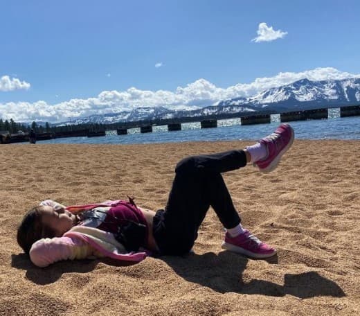 Y después de tanta creatividad en la cocina, Mich hace gala de su estilo y personalidad para disponerse a descansar sobre la arena.