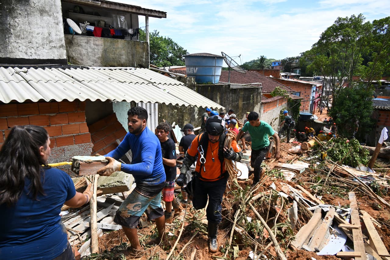 Voluntarios ayudan a quitar escombros de una zona devastada por los deslizamientos en Barra do Sahy, en São Sebastião. Las autoridades reconocieron que la recuperación del lugar llevará tiempo.