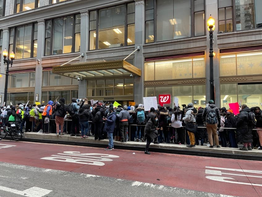 Los estudiantes de Escuelas Públicas de Chicago se concentraron en una manifestación cerca de la 1:30 p.m. en las oficinas de CPS, en el Centro de Chicago.