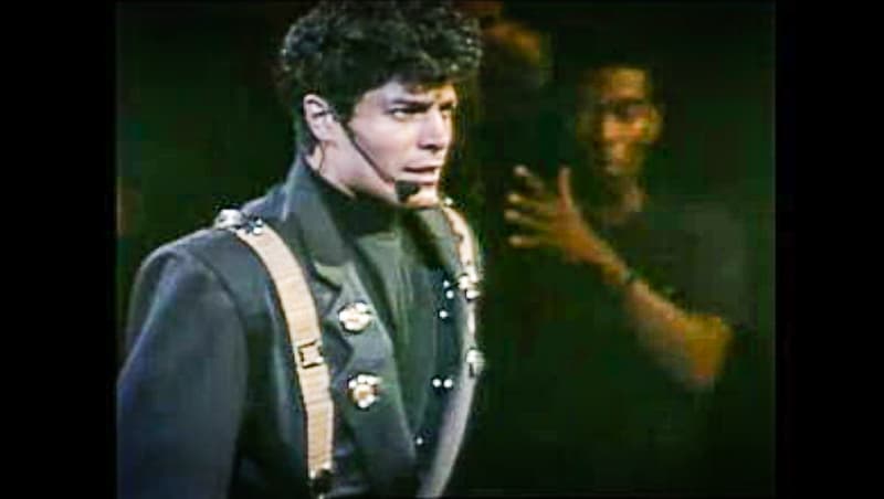 Sobre el escenario, Chayanne pusó a todos a bailar con la canción 'Simon Sez'.