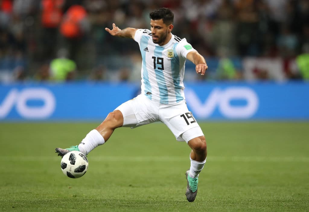 Sergio 'Kun' Agüero, quien apenas transcurrieron nueve minutos de la segunda mitad y fue remplazado del encuentro por Gonzalo Higuaín, un movimiento sorpresivo.