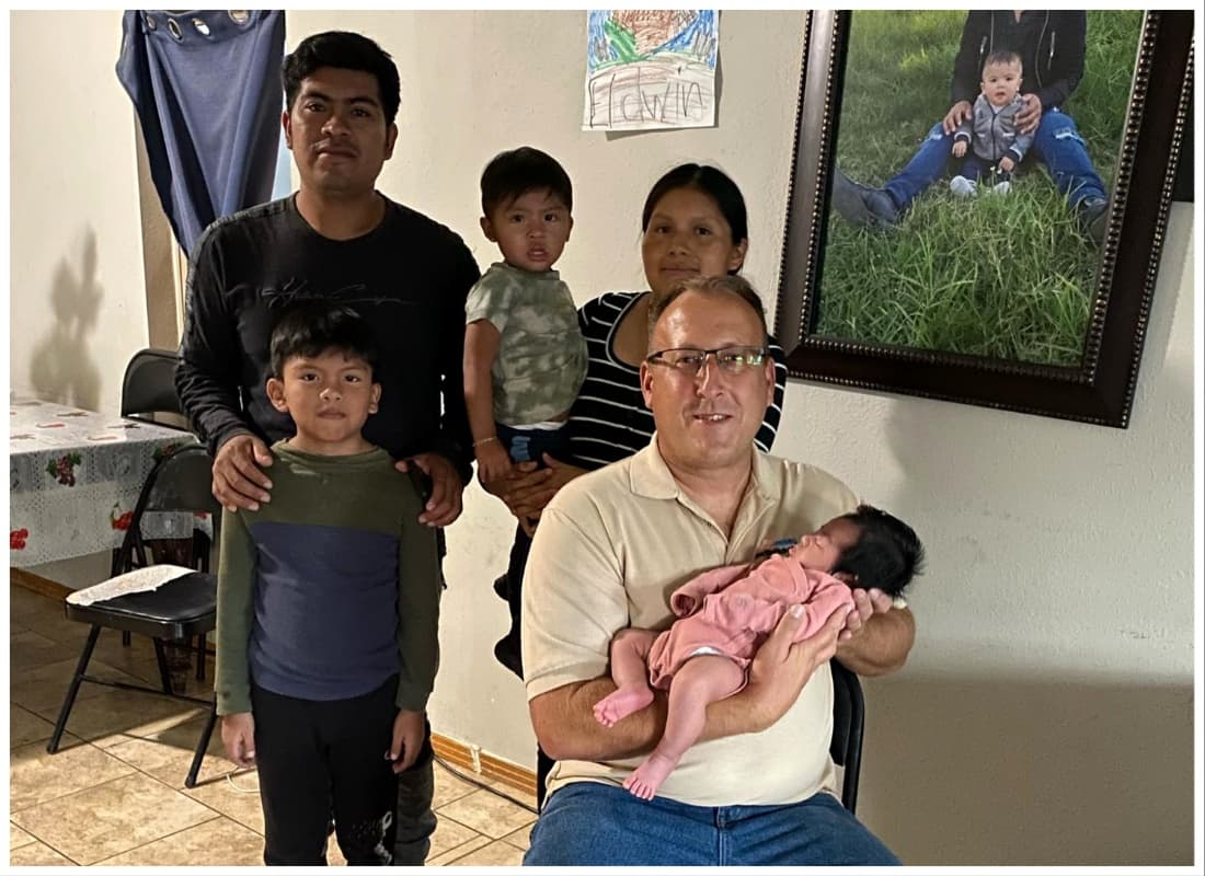 El oficial se tomó la foto del recuerdo con la bebé y su familia.