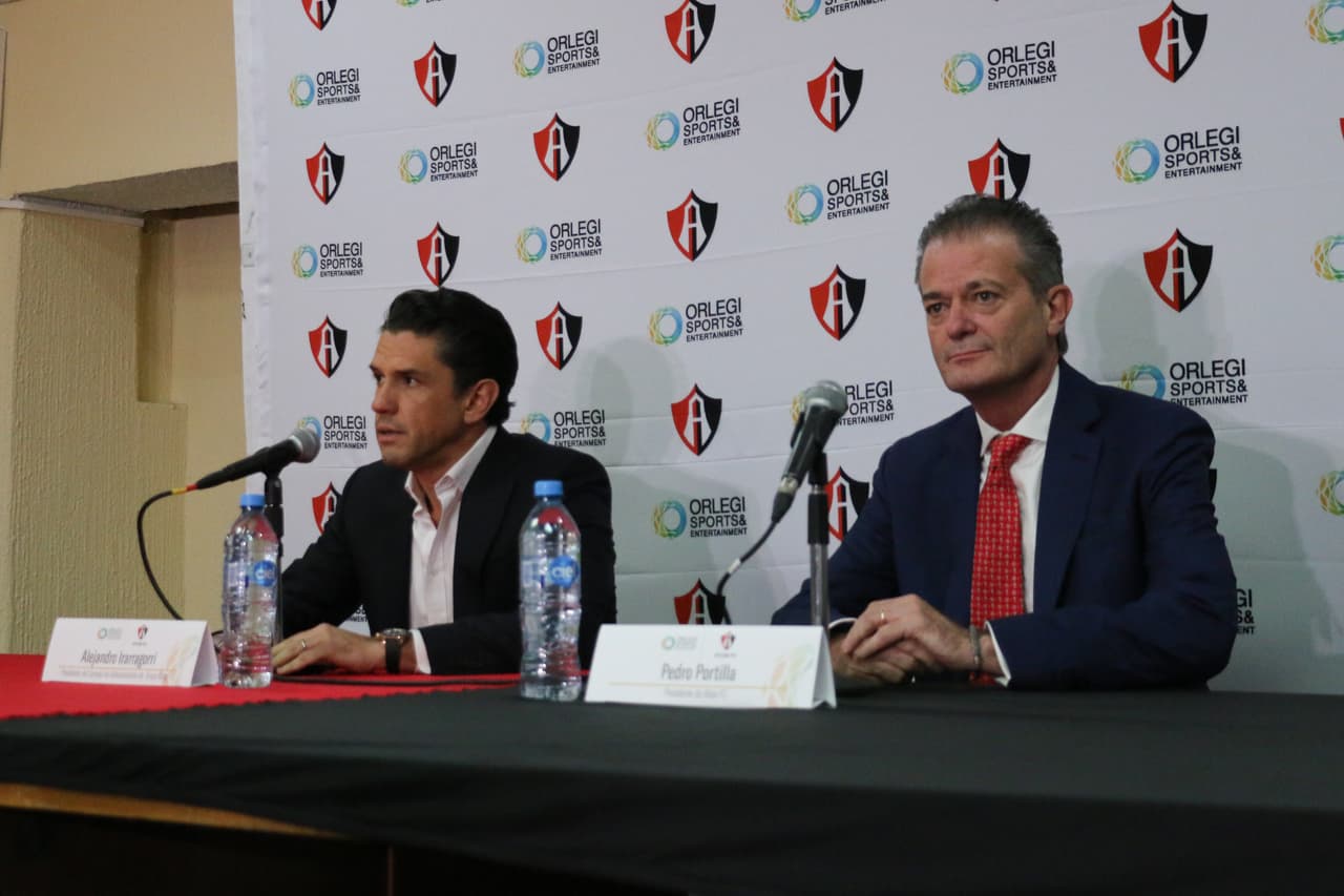Alejandro Irarragorri, propietario del Atlas (izq.); Pedro Portilla, presidente del Atlas (der.); y Leandro Cufré, técnico del Atlas; estuvieron en la presentación del Grupo Orlegi en el estadio Jalisco, donde dejaron en claro que van por la gloria en la Liga MX.