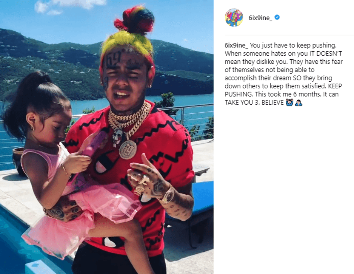 “Nada material es más importante que la vida. Vivo para ver otro día. Puedo ver a mi hija otro día”, agregó. En las últimas horas, Hernández se ha enfocado en divulgar que el ataque fue un "
<a href="https://variety.com/2018/music/news/tekashi-6ix9ine-claims-robbery-was-inside-job-compares-xxxtentacion-death-1202882091/">trabajo interno</a>". Quien fue "sabe 
<b>cómo se mueve</b> el rey de New York".