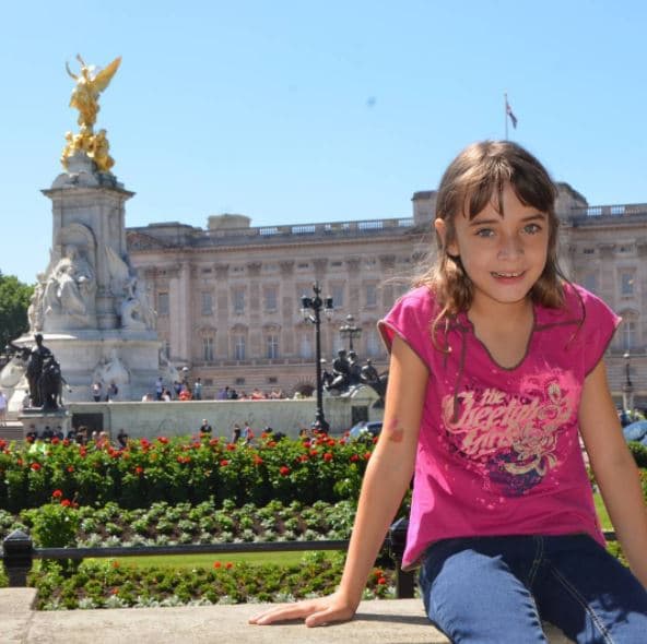 <b><a href="http://www.univision.com/entretenimiento/las-ultimas-horas-de-monica-spear-la-reina-de-la-belleza-murio-protegiendo-a-su-hija">Mayita</a></b> ha tenido que crecer sin sus padres, pero afortunadamente tiene cuatro abuelos que la miman y la procuran. Aquí, posando feliz frente al Palacio de Buckingham.