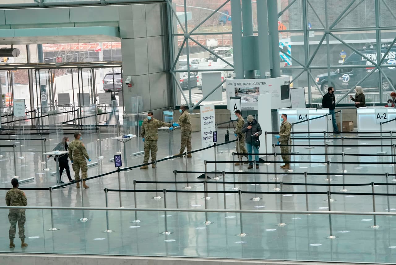 El alcalde también indicó ue la ciudad está planeando vacunar a unas 50,000 personas de 65 años o más que viven en viviendas públicas en las próximas semanas.