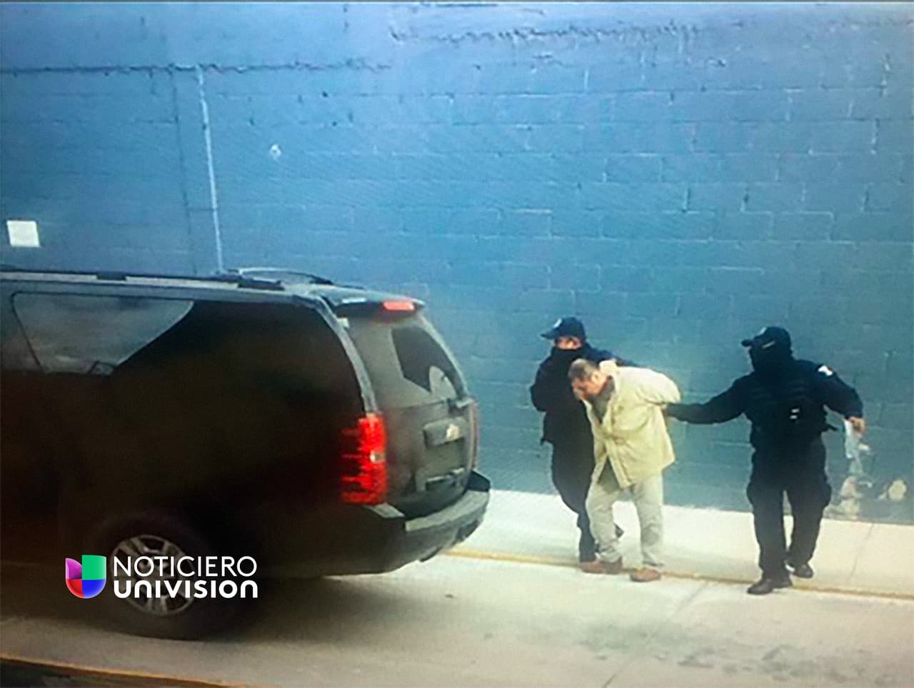 En esta imagen inédita hasta ahora 'El Chapo' es escoltado por agentes especiales durante su traslado a Ciudad Juárez en 2016.