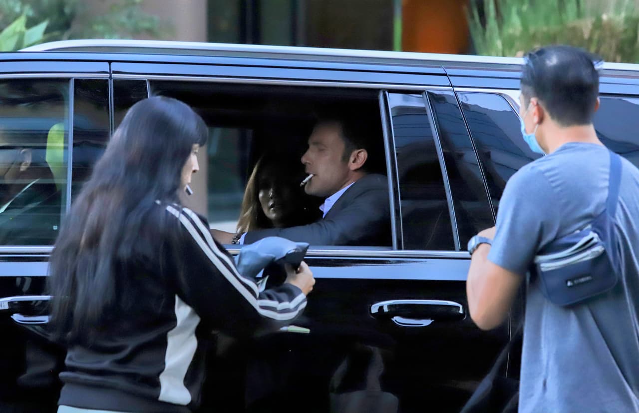 Cuando el semáforo en rojo los detuvo antes de emprender la huida, un par de fans lograron acercarse a la camioneta para solicitarle al actor que les firmara unos 'souvenirs' de Batman, el personaje al que Ben Affleck dio vida en el cine. 
<br>