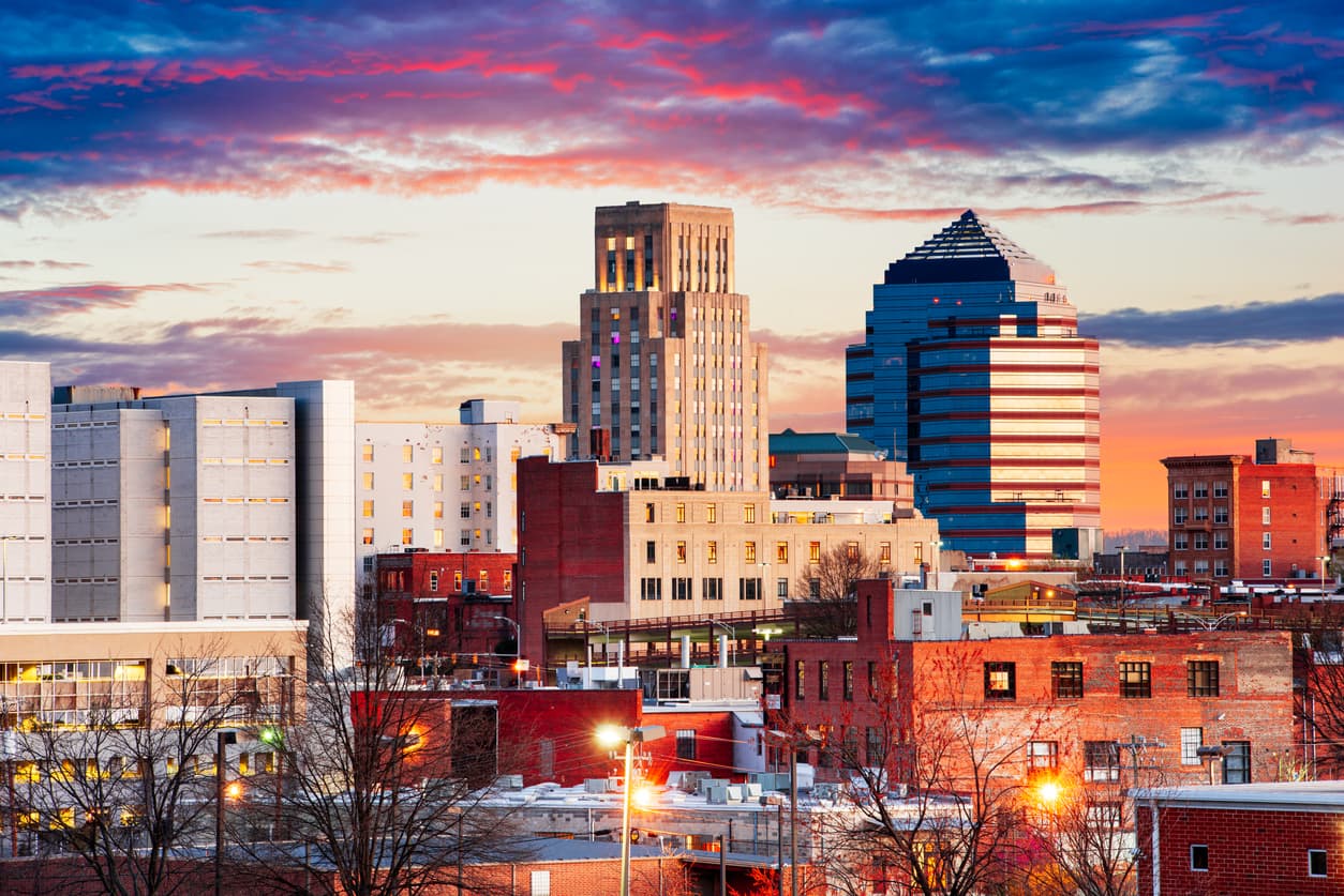 <b>Puesto 31 de las ciudades donde el salario rinde más | Durham, Carolina del Norte</b>
<br>
<br>🔘 El ingreso promedio anual de un hogar en esa ciudad es de $61,962.
<br>🔘 Los cheques que recibe un hogar quincenalmente ascienden a $2,383.
<br>🔘 El monto de cubrir las necesidades básicas es de $1,180.
<br>🔘 Por ello, sobran $1,203 de cada cheque.