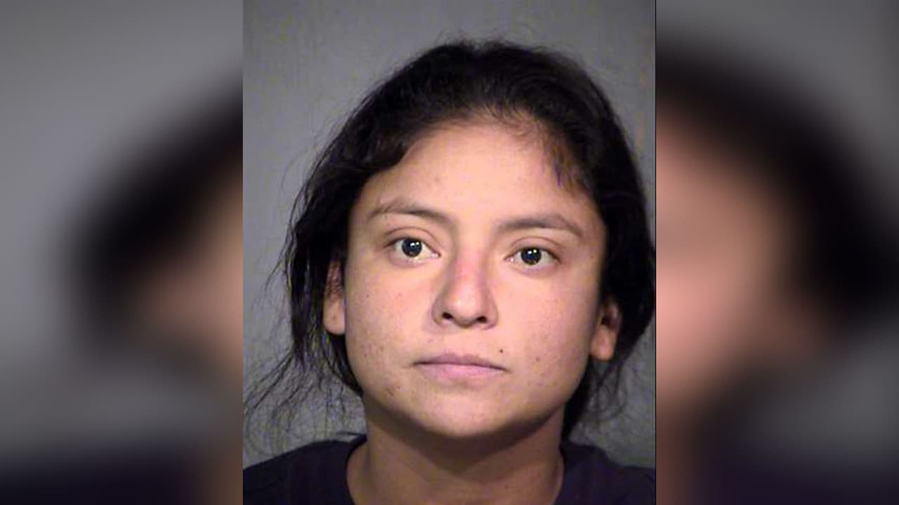 Autoridades identifican a la mujer desnuda que robo una patrulla de la policía en Arizona