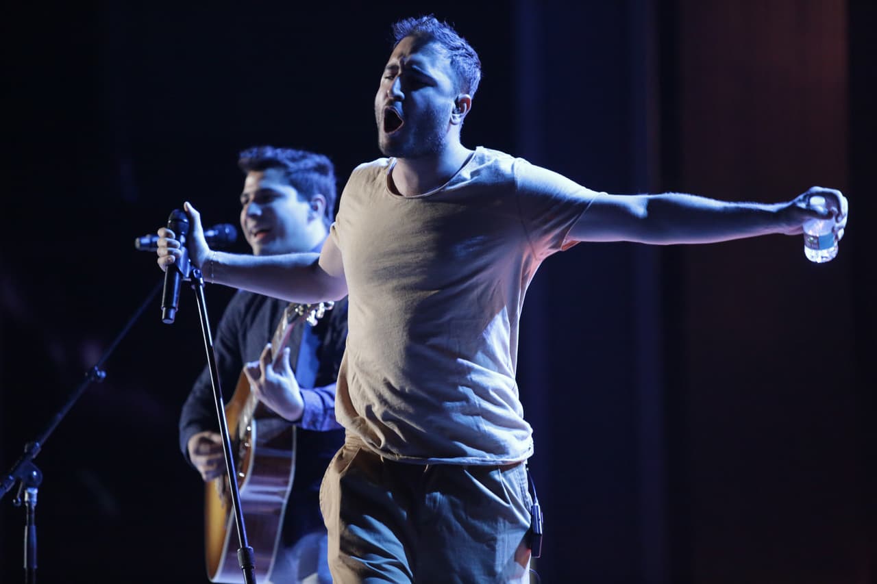 Un momento de entrega total por parte de Jesús Alberto Navarro, vocalista de Reik.