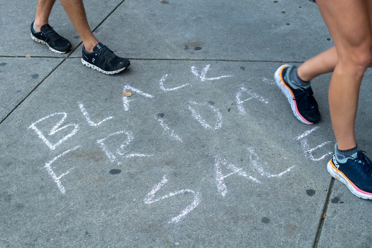 Por ejemplo, en 2020, un residente de Texas denunció un sitio web fraudulento a BBB Scam Tracker. “Era una tienda web anterior al Black Friday creada para estafar a los compradores de ofertas. La tienda permite que se realice una compra para robar información de la tarjeta de crédito y envía un producto fraudulento que no refleja los artículos reales pedidos".