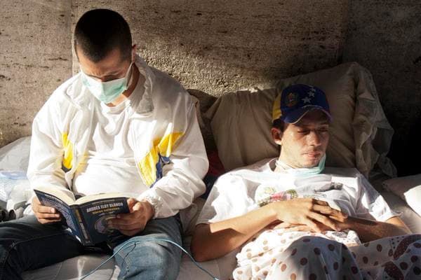 El opositor Martín Paz, junto a su compañero José Vicente García, concejales de la ciudad de San Cristobal, llevan cuatro días en huelga de hambre frente al Vaticano para pedir la mediación del papa Francisco para que el gobierno venezolano libere a los presos políticos del País.