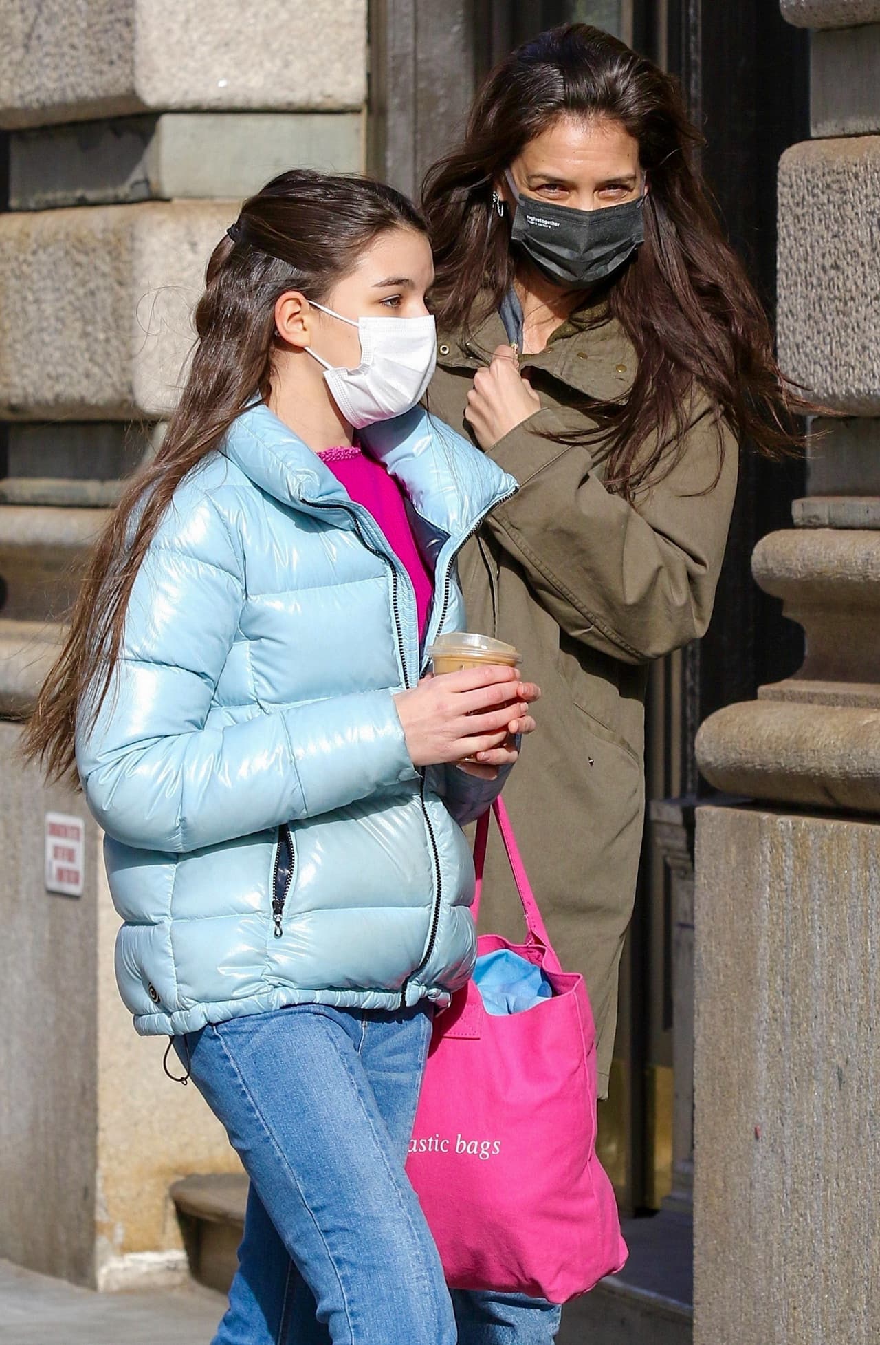 En marzo de 2020, quien interpretó a Joey Potter en 'Dawson's Creek' habló de su mudanza: "Ese tiempo fue intenso, de escrutinio constante. Tenía muchísima atención y encima tenía una niña pequeña. Tuvimos algunos momentos divertidos en público. Tantas personas que no conocía se hicieron mis amigos y nos ayudaron, y eso es lo que amo de la ciudad", dijo en entrevista con la edición estadounidense de la revista 
<a href="https://www.instyle.com/celebrity/katie-holmes-april-2020-cover" target="_blank">InStyle</a>.