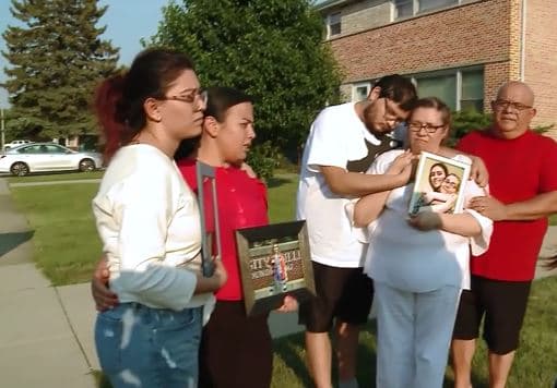 "Siento que nos la quitaron de repente. No lo podemos creer todavía", expresa la familia de Rosemarie Garza mientras esperan que alguien ayude a identificar al motorista que se dio a la fuga después de impactar el auto donde viajaba la recién graduada de la Universidad de Illinois.